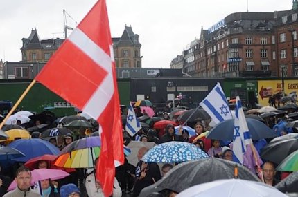 Danske og israelske flag vajede side om side ved søndagens pro-Israel demonstration