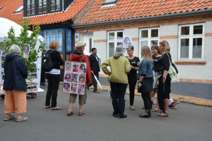 Bedstemødre for asyl i debat med Aia Fog på gaden i Allinge - mens stemningen stadig er god.
