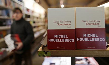 Det er også noget tiltrækkende ved at underkaste sig, noterer Houellebecq i sin nye roman