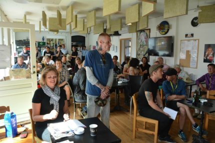 Folk af alle slags begyndter at indfinde sig ved mødet. FOTO: Torben Mark Pedersen