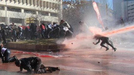 Tyrkisk journalist ramt af politiets vandkanon under en demonstration i Ankara 13. februar