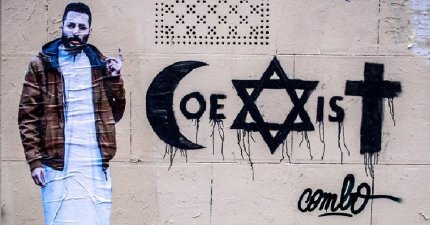 Værket Coexist, med kunstneren udklædt som ortodoks muslim. Facebook.